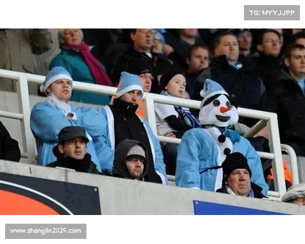 圣诞大战赛场氛围热烈，球迷节日元素装扮成为亮点