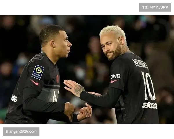 点球决胜后，南特门将拉冯跪地亲吻草皮